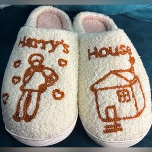 Home Alone Youth Cozy Cream Slippers with Brown Embroidery-Size 4-5